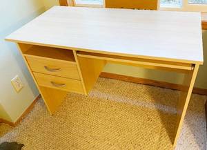 lot 5157 image: Versatile Computer Desk - Great for a Student