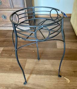 lot 5129 image: Iron plant stand - Plant not included