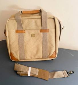 lot 5189 image: Nice Hilton Travel Bag - Appears New