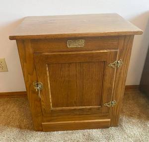 lot 5193 image: Oak End Table - Ice Box Design Nostalgic Style Side Table  Matching table on Lot 5194