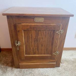 lot 5194 image: Oak End Table - Ice Box Design Nostalgic Style Side Table  Matching table on Lot 5193