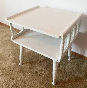 lot 5195 image: Vintage Side Table - Shelf Underneath for Pretties or Magazines