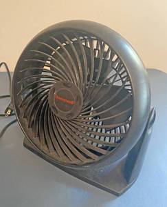 lot 5172 image: Portable Honeywell Fan