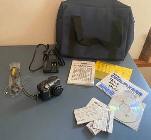 lot 5178 image: Nikon CoolPix 885 with everything pictured