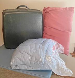 lot 5182 image: Heavy Duty Samsonite Suitcase - Super Clean Inside On Wheels wHandle and bedding