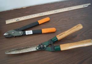 lot 5296 image: Garden Shears and Pruners