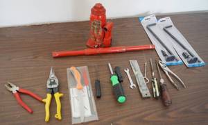 lot 5026 image: Misc tools and a Bottle Jack