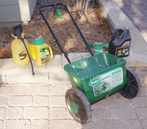 lot 5067 image: Scotts Lawn Spreader Auto Green 2000, Sprayer and Shake n Feed