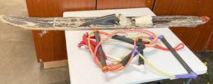 lot 8264 image: Foxtail Banana Slalom Ski with Tow Rope
