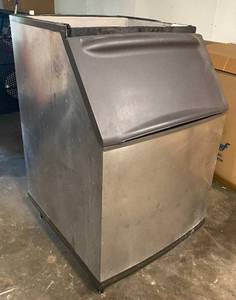 lot 8249 image: Manitowoc Commercial Ice Bin #B570