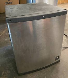 lot 8248 image: Commercial Manitowoc Ice Machine - QY0425W - Stainless