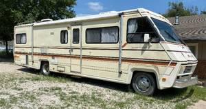 lot 2000 image: 1984 Chevy Shasta Roadmaster 3300 Motorhome with Generator - Mileage Under 34K - Clean Kansas Title - WATCH VIDEO