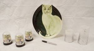 lot 93032 image: Beautiful Cat Plate, Lighted Battery Candles and 3 Picture Snow Globes