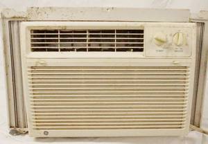 lot 93073 image: Window AC Air Conditioner - GE General Electric M# AST05LBS1