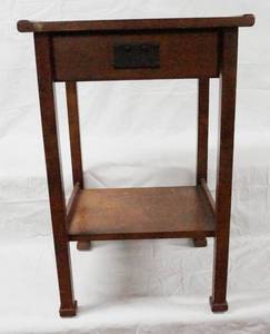 lot 93075 image: Cute Side Table - Great for Redecorating - See pics for measurements
