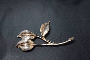 lot 10 image: 3 Leaf Brooch
