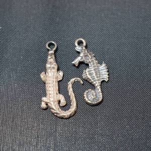 lot 11 image: 2 Charms- Seahorse and Alligator