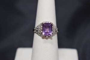 lot 29 image: 2.25ct Amethyst and Sterling Silver Ring