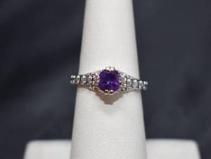 lot 32 image: Sterling Silver and 1ct Amethyst Ring