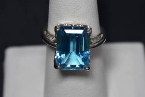lot 54 image: 11.64ct SKY BLUE TOPAZ Sterling Silver Ring