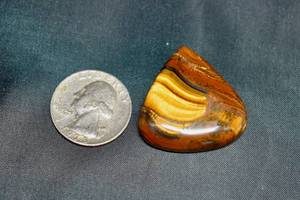 lot 73 image: 65ct Tigers Eye Cabochon