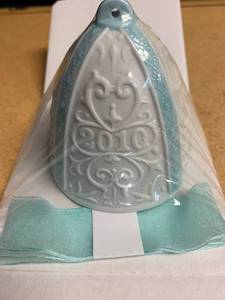 lot 153 image: Lot of 10 Lladro 2010 Blue Bell Ornaments