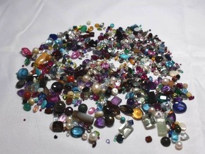 lot 114 image: 3.97oz Various Gems and Beads