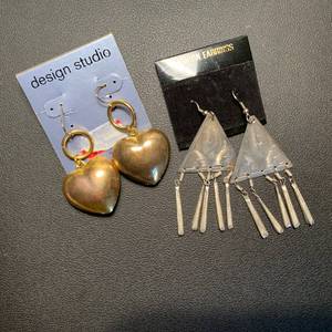 lot 8 image: 2 Sets of Fashion Earrings
