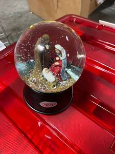 lot 59 image: Water globe musical wondershop