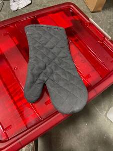 lot 80 image: Made by design kitchen oven mitt gray