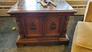 lot 19002 image: (2) Side Tables