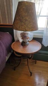 lot 19064 image: Vintage Side Table With Lamp