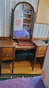 lot 19065 image: Vintage Vanity