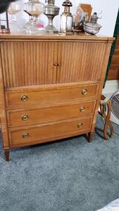 lot 19068 image: Wood Chest Of Drawers