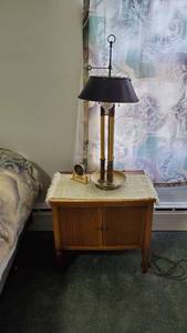 lot 19070 image: Vintage Side Table With Lamp