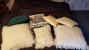 lot 19089 image: Lot Of Pillows