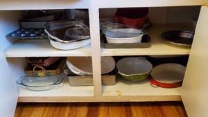 lot 19101 image: Baking Dishes, Kitchen Accessories