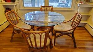 lot 19104 image: Glass Table With 4 Chairs