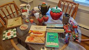 lot 19105 image: Strawberry Kitchen Decor, Cookbooks