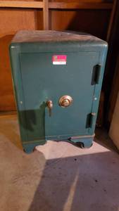 lot 19114 image: Vintage Safe