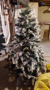 lot 19115 image: 5ft Christmas Tree