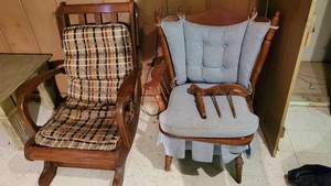lot 19128 image: (2) Vintage Chairs