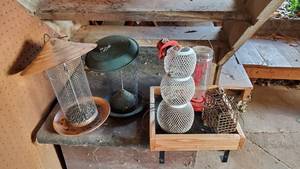 lot 19150 image: Bird Feeders