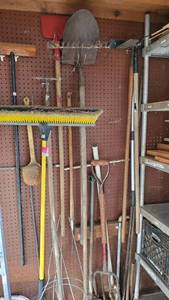 lot 19154 image: Assorted Yard Tools