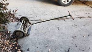 lot 19167 image: Manual Lawnmower
