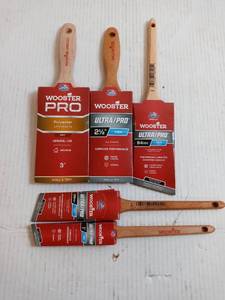 lot 80 image: Woodster paint brush bundle 3in, two 2.5in, 1.5in, 1in