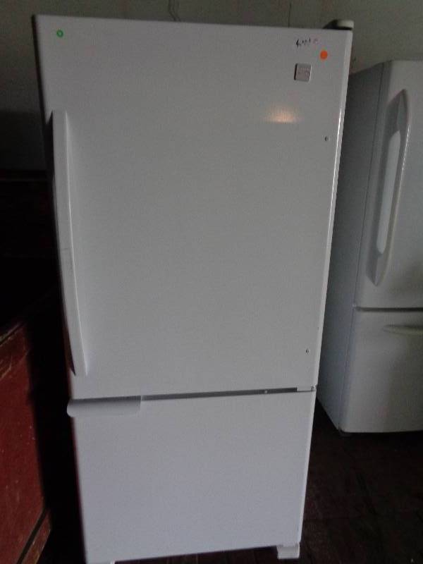 lot 19 image: Kenmore Bottom Freezer Refrigerator