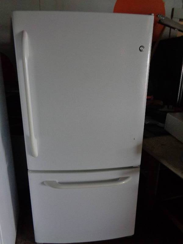 lot 18 image: GE Bottom Freezer Refrigerator