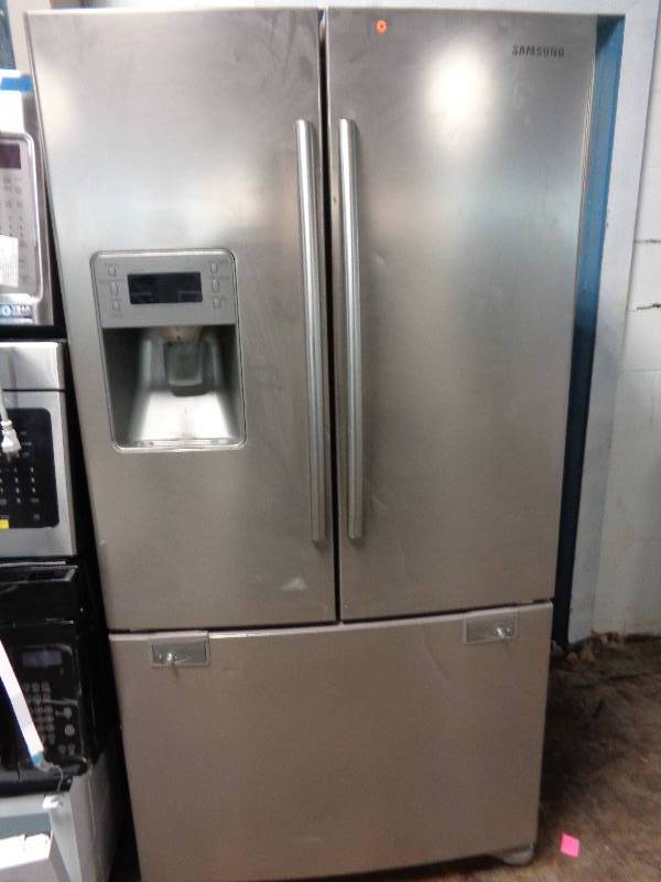 lot 09 image: Samsung French Door Refrigerator