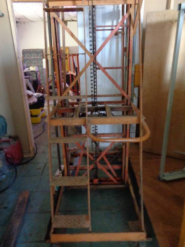 lot 21 image: Man Lift